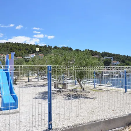 아파트 In Mit Garten Und Terrasse *