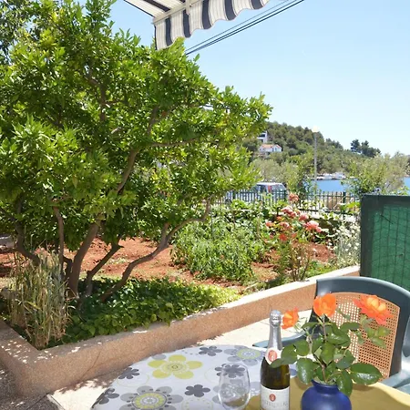 아파트 In Mit Garten Und Terrasse *